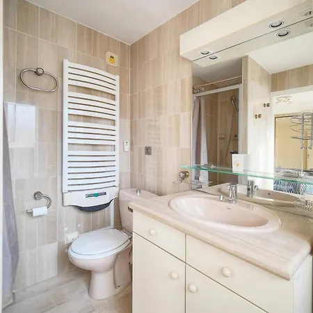 Frgk Athena Palm 1br Terrace, Ac & Ultra-fast Wi-fi Appartement