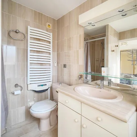Frgk Athena Palm 1br Terrace, Ac & Ultra-fast Wi-fi Appartement